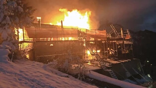 Im November 2019: Das «Stockhaus» oberhalb von Mollis geht in Flammen auf.