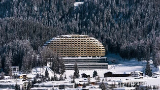 An bester Lage: Das Luxusappartement mit speziellem Besitzer befindet sich in jener dem Davoser Hotel «Alpengold» – auch bekannt als «Goldenes Ei» – vorgelagerten Wohnüberbauung.

