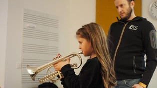 Bei der Probe in der Musikschule Imboden: Michael Cadruvi gibt seiner Tochter Leila Cadruvi Ratschläge für den Auftritt am Bündner Solo- und Ensemblewettbewerb. 