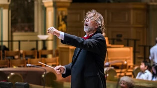  Wahlheimat USA: Der Bündner Dirigent Urs Leonhadt Steiner bei einer Aufführung in San Francisco – im kommenden Sommer wird er in Scuol zu Gast sein.