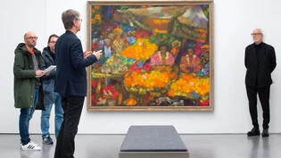 Start im Erweiterungsbau: Stephan Kunz (Dritter von links), künstlerischer Direktor des Bündner Kunstmuseums, stellt den Bezug vom Sammlungsbestand des Hauses zur aktuellen Augusto-Giacometti-Schau her.