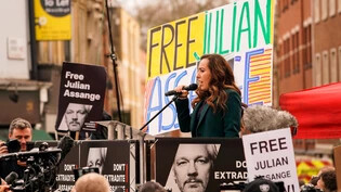 Gibt nicht auf: Stella Assange ergreift vor einem Gerichtsgebäude in London für ihren Mann Julian das Wort. Dem Wikileaks-Gründer droht die Auslieferung an die USA. 