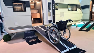 Behindertengerecht ausgestattet: Der Zugang für Rollstuhlfahrerinnen und Rollstuhlfahrer erfolgt beim umgebauten Caravan der Firma Brecht über eine Rampe.