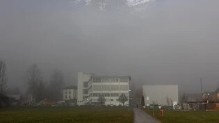 Nebulös: Weil der Fotograf der «Glarner Nachrichten» beim Blick durch das Bürofenster vor allem Nebel gesehen hat … 