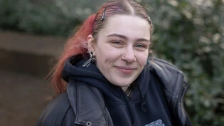 Sie ist Bassistin und Sängerin in einer Punkrockband: Serena Javorka, die Punk macht, aber keinen hört.