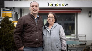 «Wir haben wohl ein Helfersyndrom»: Markus und Elvira Gebert eröffnen «Essen für alle» in Glarus im Raum Tomorrow an der Burgstrasse.