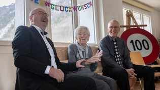 Hoher Besuch zum 100. Geburtstag: Landesstatthalter Kaspar Becker (links) und Gemeindepräsident Peter Aebli feiern mit Elizabeth Hefti-Landolt im Alters­zentrum Bühli in Ennenda. 