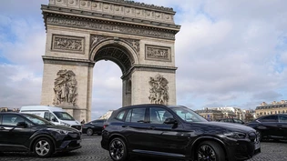 Parkieren wird für SUV teurer: Mit der Anhebung der Parkgebühren will die Stadt Paris nicht nur die Umwelt schonen, es soll auch der Sicherheit und Raumaufteilung zugutekommen.