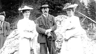 Der Seelenforscher und seine Frauen: Sigmund Freud in einer Aufnahme von 1905 mit seiner Frau Martha (links) und deren Schwester Minna.