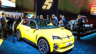 Grosses Interesse: Der vollelektrische, mit digitaler Technik vollgestopfte Renault 5, wird an seiner Weltpremiere am Genfer Auto Salon bestaunt.