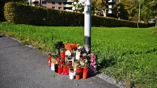 Im Bruggli-Quartier: Am Tag nach der Tatnacht gedenken Bekannte mit Kerzen und Blumen der getöteten Frau.