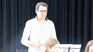 Marco Schneider, musikalischer Leiter der Musikschule, führt durch das Guggerbach-Konzert.