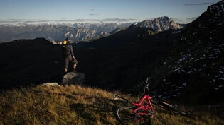 Es ist wieder Zeit: Ein Mountainbiker blickt in Wangs zum Calanda.