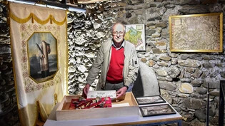 Kulturarchiv-Aktuar Karl Pirovino gibt einen Einblick ins Schatzkammermuseum – unter anderem mit den Reliquien des Heiligen Victor von Tomils.