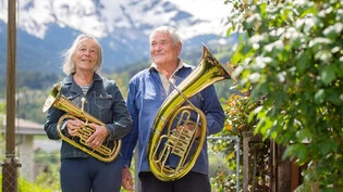 Daheim mit Blick auf den Piz Beverin: Für 70 Jahre musikalisches Wirken erhält Hans Aliesch eine Auszeichnung als Blasmusikveteran, seine Frau Sylvia Aliesch-Künzler ist seit über 45 Jahren aktive Amateurmusikerin.