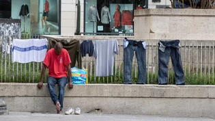 Früher fester Bestandteil des Pariser Stadtbilds: Ein Obdachloser sitzt neben seinen Habseligkeiten, die er an einem Zaun auf dem Rathausplatz der französischen Hauptstadt aufgehängt hat.