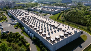 Amazons Cloud-Anbieter AWS will bis 2040 klimaneutral arbeiten: Dennoch plant AWS den Bau neuer Rechenzentren. Hier eine Drohnenaufnahme vom Amazon-Rechenzentrum in Ashburn im US-Bundesstaat Virginia.