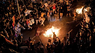 In der Überzahl: Demonstranten entzünden am Montagabend in Tel Aviv ein Feuer. Sie fordern ein Waffenstillstandsabkommen mit der palästinensischen Hamas.