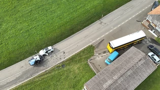 Unfall hallt nach: Ein Auto gerät auf dem Ricken auf die Gegenfahrbahn, kracht in ein Postauto und ein weiteres Fahrzeug. 