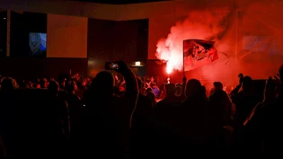 Feuer und Flamme für ihren Club: Lakers-Fans feiern vor dem Stadion einen Sieg ihrer Mannschaft.