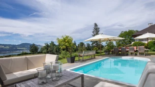 Seesicht und eigener Pool: In Rapperswil-Jona sind die Angebote dünn gesät, die Preise sind entsprechend hoch. Wer sich diese Villa mit Pool und Seesicht ergattern will, muss gegen zehn Millionen Franken lockermachen können. 