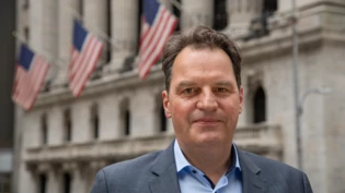 Neben Elefanten statt vor US-Flaggen: Börsenexperte Jens Korte tritt im Rapperswiler Kinderzoo auf. 