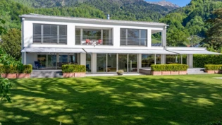 Direkter Seeanstoss: Diese Villa in Weesen steht seit einiger Zeit zum Verkauf – da braucht man keine Ferien mehr machen.