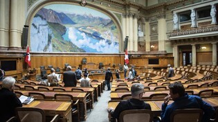 Noch herrscht Ruhe in Bern: Hier schauen sich Besucher den Nationalratssaal an.