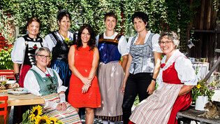 Die Teilnehmerinnen der 11. Staffel «Landfrauenküche» mit Nicole Tanner mittig im roten Kleid.