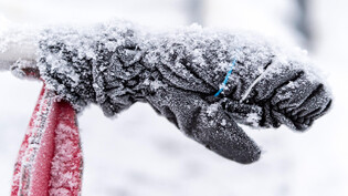 Warme Kleidung und genügend Bewegung helfen der Kälte Herr zu werden. Im Bild: Ein gefrorener Handschuh auf dem Crap Sogn Gion.
