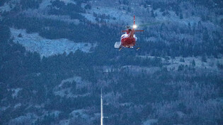 Helikopter bringen die Einsatzkräfte wieder nach Chur.