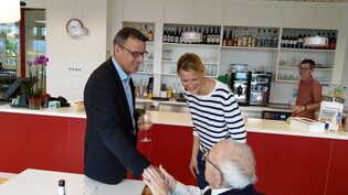 Bürgernah: Cornel Aerne nimmt als neuer Gemeindepräsident Gratulationen von einem Bewohner des Altersheims Berg entgegen.