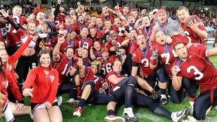Nummer 1 in Europa: Die Broncos bejubeln den Eurobowl 2012.Bild Olivia Item