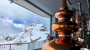 Destillerie mit Ausblick: Die Brennblasen fügen sich optimal in die Berglandschaft des Berninamassivs ein.