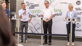 Gemeinsames Ziel: Openair-St.Gallen-Chef Christof Huber, FC-St.Gallen-Präsident Matthias Hüppi, Gesundheitsdirektor Bruno Damann und Olma-Direktorin Christine Bolt stellen die neue Impfkampagne vor. 