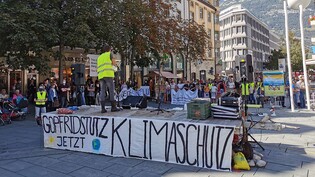 An einer Klimademonstration in Chur forderten am Samstag rund 150 Aktivistinnen und Aktivisten Klimagerechtigkeit.