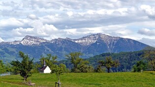 Bergpanorama im Wandel: Speer, Chüemettler und Federspitz (von links) haben an Höhe eingebüsst.  