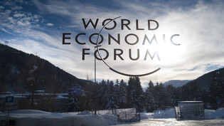 Die Eingangstüre des Kongresszentrums in Davos mit dem Logo des World Economic Forums bei der Austragung 2019.