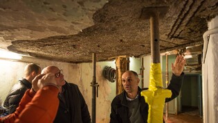 Durchgerostete Armierungen: Bauchef Christian Leutenegger zeigt die Mängel im Innern des Freibads Lido auf.