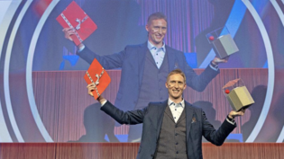 Siegerpose: Tobias Wild, CEO der Schmerkner Firma Wild & Küpfer, streckt ein Couvert und den Award des Swiss Venture Clubs (SV) in die Höhe.