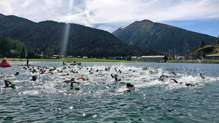Auch diesmal wird der Cross Triathlon mit dem Schwimmen im Davosersee begonnen.