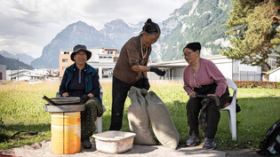 Eine Teamarbeit: Die 88-jährige Kasam Dolma Changten (von links), die 74-jährige Tsering Dolma Sara und Cheden Dolma Dachen, 85-jährig, bereiten in Näfels das Grundnahrungsmittel Tsampa zu.