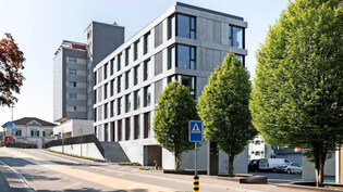Zentral, in der Nähe des Bahnhofs: Die Kesb zieht in den «Ochsen»-Neubau in Uznach.