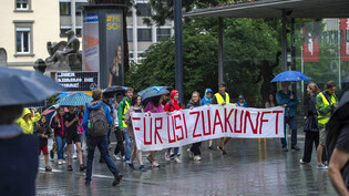 Am 24.Juni fand die 1.5°-Klimademo auf dem Alexanderplatz in Chur statt. Blick in die Demonstration, welche mit 100 Demonstrierenden durch die Churer Altstadt führte.