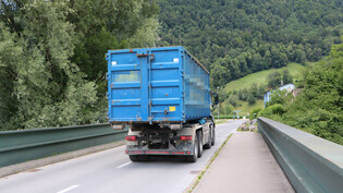 Ärgernis: Ein LKW fährt aus dem Glarnerland nach Weesen. 