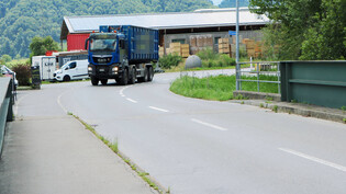 Ärgernis bei den Kantonsnachbarn: Ein Lastwagen rollt aus dem Kanton Glarus nach Weesen.