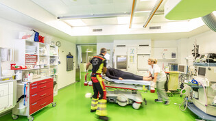 Alle Hände voll zu tun: Auf der Notfallstation im Spital Linth arbeitet das Personal mit Hochdruck daran, damit Patientinnen schnellstmöglich behandelt werden. 