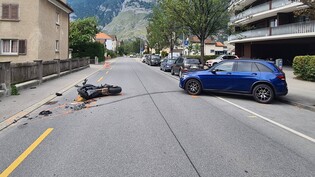 Unbestimmte Verletzungen: An der Pulvermühlestrasse in Chur kollidiert ein Auto heftig mit einem Töff.
