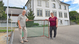 Soll ein Begegnungsort bleiben: Esther Rhyner und Josef Zwyssig setzen sich mit weiteren Mitstreitern für den Erhalt des ehemaligen Schulhauses und Schulareals in Gebertingen ein. 