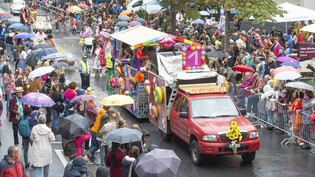 Ganz schön bunt: Trotz leichtem Regen feierten rund 28'000 Menschen am Samstag in Chur den Schlager.